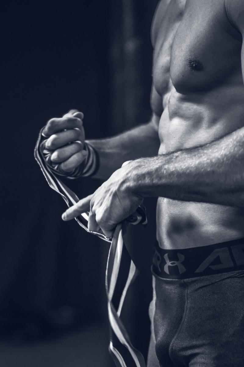 Homem treinando com intensidade